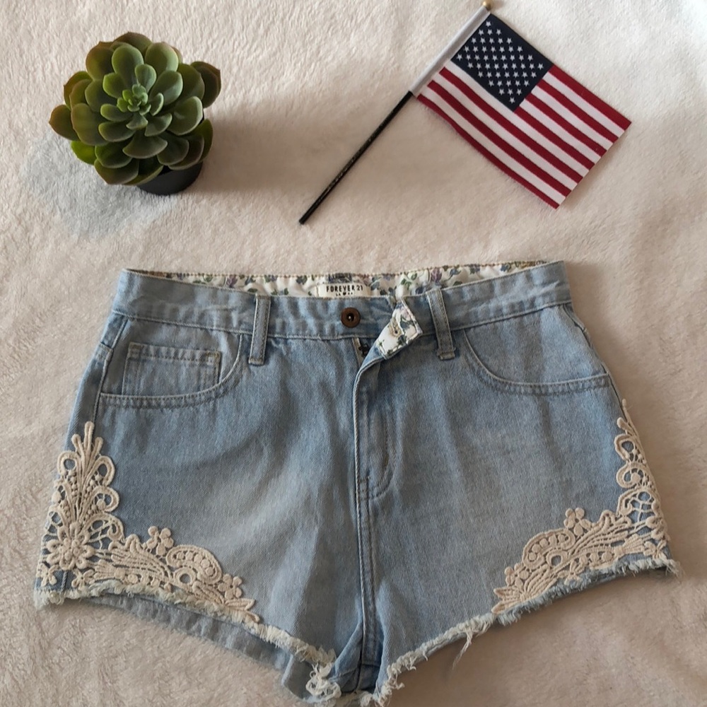 Jean shorts Forever 21. Size 28